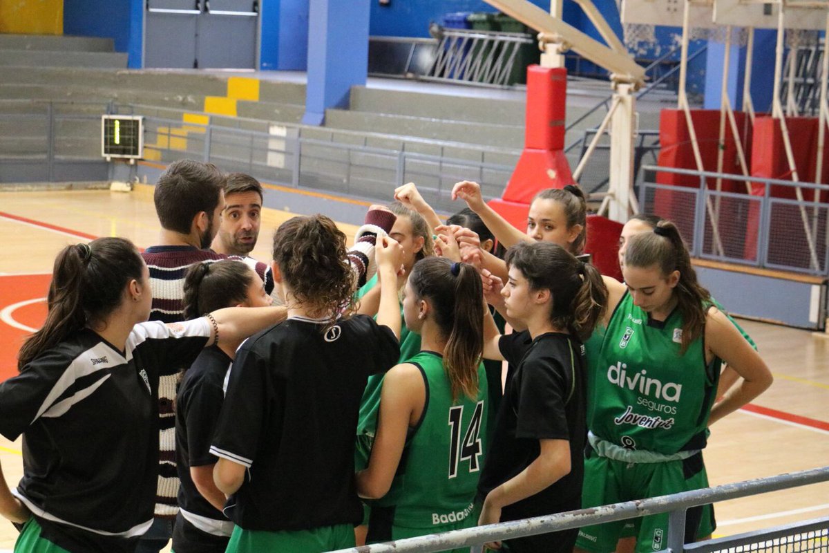 joventutfemeni's tweet photo. IMATGES de la victòria #junBJF vs @safaclaror #JuniorInter #ResultatsJF https://t.co/rom0N0rsmF