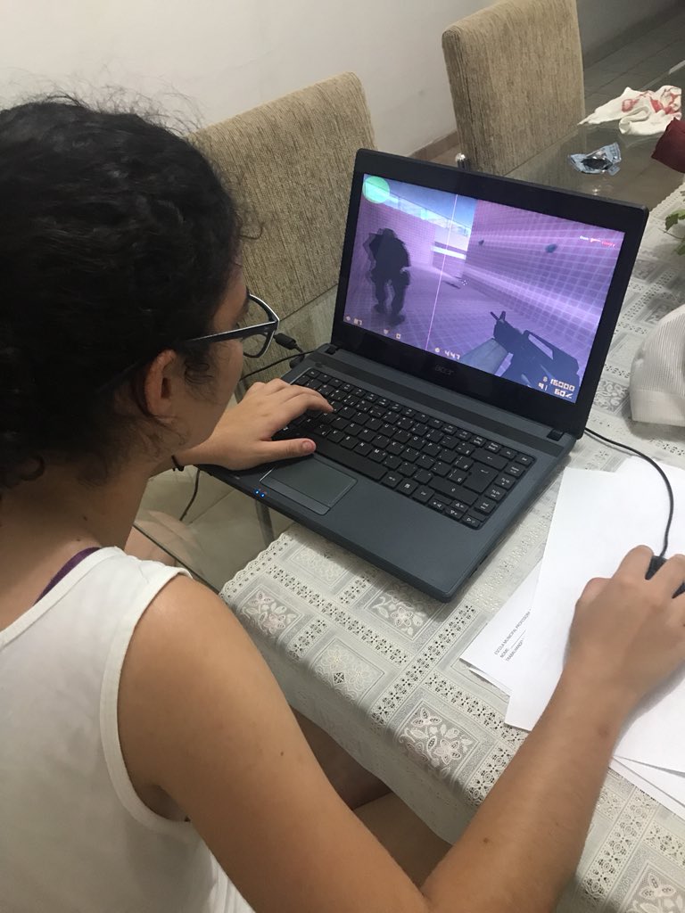 gugavirgilio's tweet photo. Minha irmã aquecendo para o #Enem2017 #csraiz https://t.co/zQSLFqkiZp