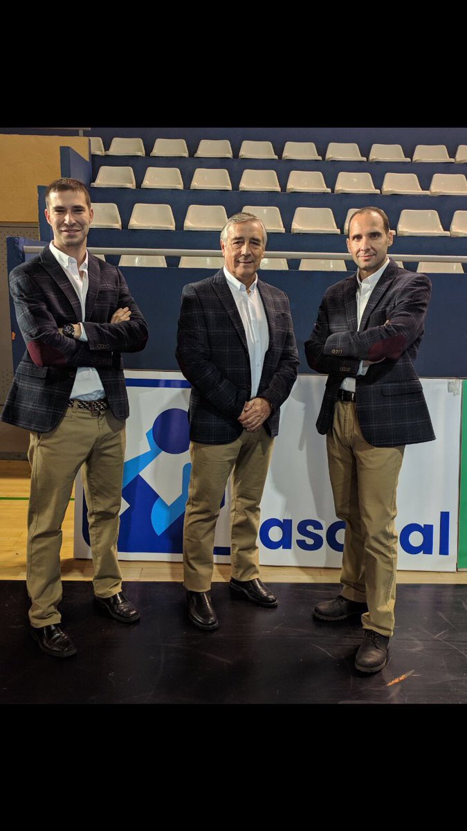 JosedaHandball's tweet photo. @spagnolomoda viste a los colegiados de la máxima categoría del Balonmano Español @rfebalonmamo #ModaEnBalonmano #Arbitros #Balonmano https://t.co/gLRd9bmscX