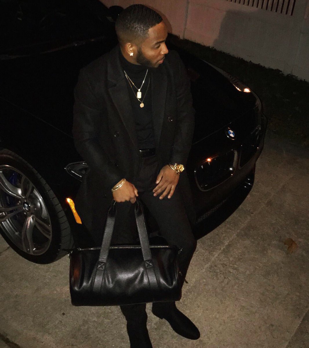 ItsNotManyOfUs's tweet photo. Reached In My Bag 💼  Full Of Tricks, Papa Told Me Choose Knowledge Over Bricks #securethebag💰 #KingJones https://t.co/FZXBWE5BHA