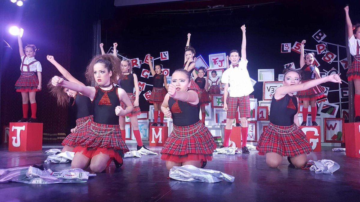 fallafrayj's tweet photo. Gran actuació del nostre grup infantil de #Playbacks al Concurs de @JCF_Valencia amb el seu nou espectacle 'REBELIÓN EN LAS AULAS'. Enhorabona a tota la Delegació! #FrayJMenuda Falles2018 #bunyxocfoc https://t.co/0IxcpRiDlE