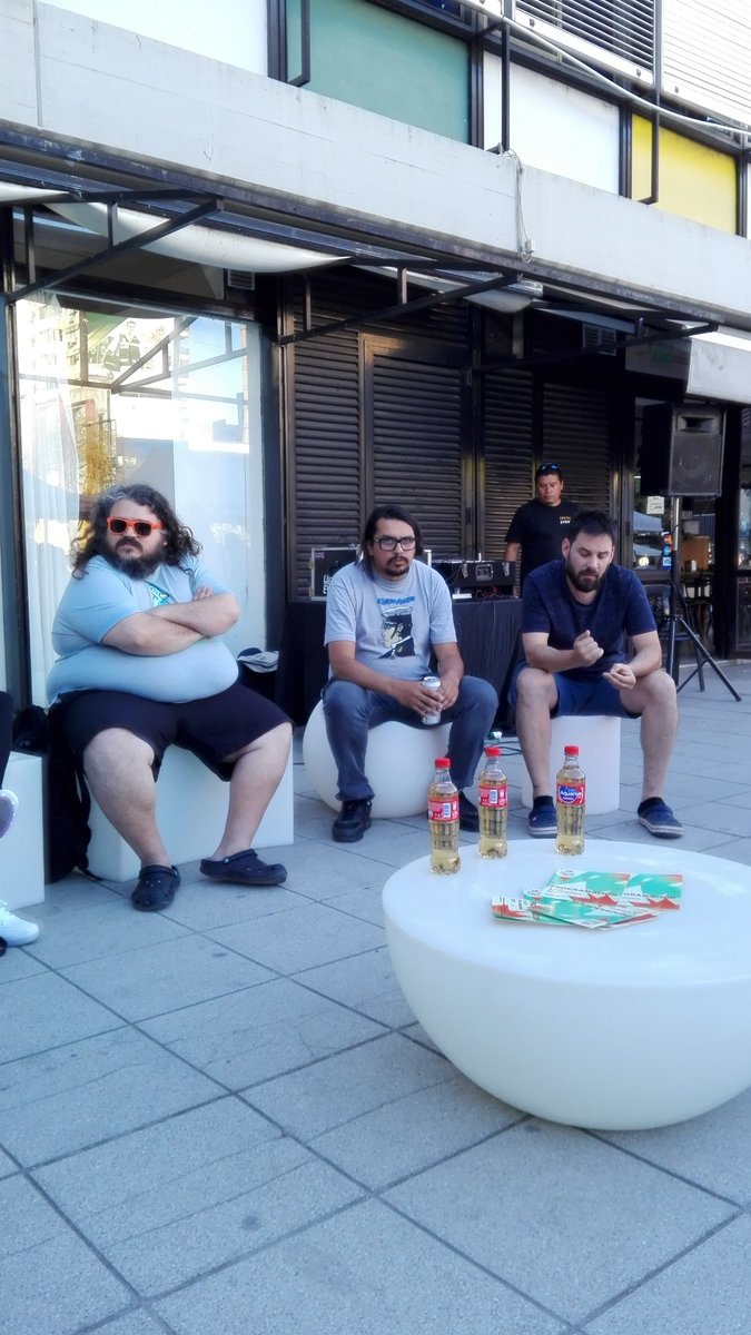 Ya empezó la charla sobre experiencias de gestión cultural con <a href="/MusaraniaLibros/">Musaraña Libros</a>, <a href="/deliusdibujante/">Delius 💚</a>, Andrea Guzmán, <a href="/szamajuanangel/">Szama</a> y <a href="/danieljq/">daniel jiménez q 🪬</a>