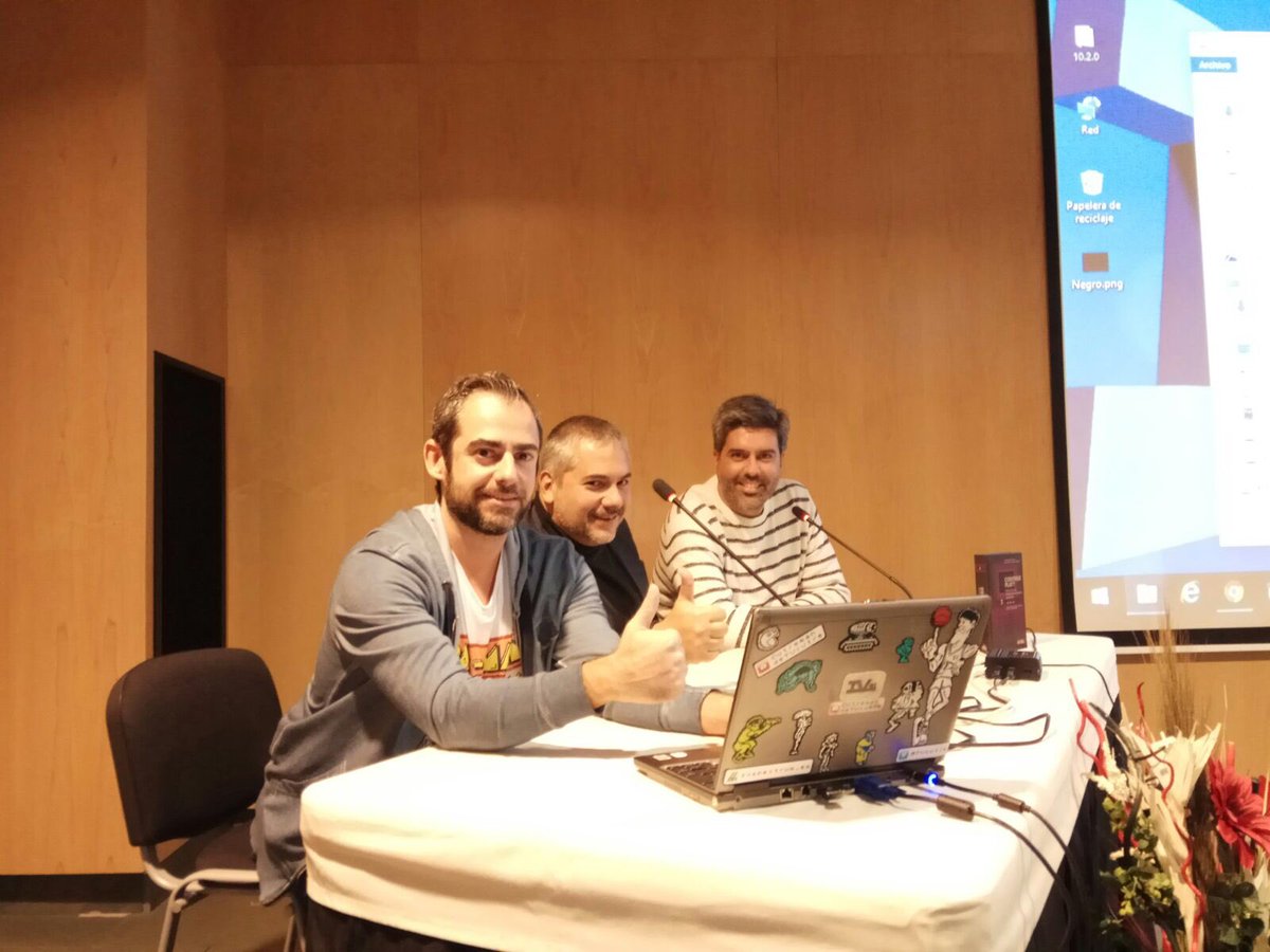 RetromaniacMag's tweet photo. Esta tarde en @retrosevilla77 Nuestros incombustibles @PedjaPixeblog y @Metodologic presentando #ContinuePlay cc @HeroesdePapelES https://t.co/IlyyWygqvh