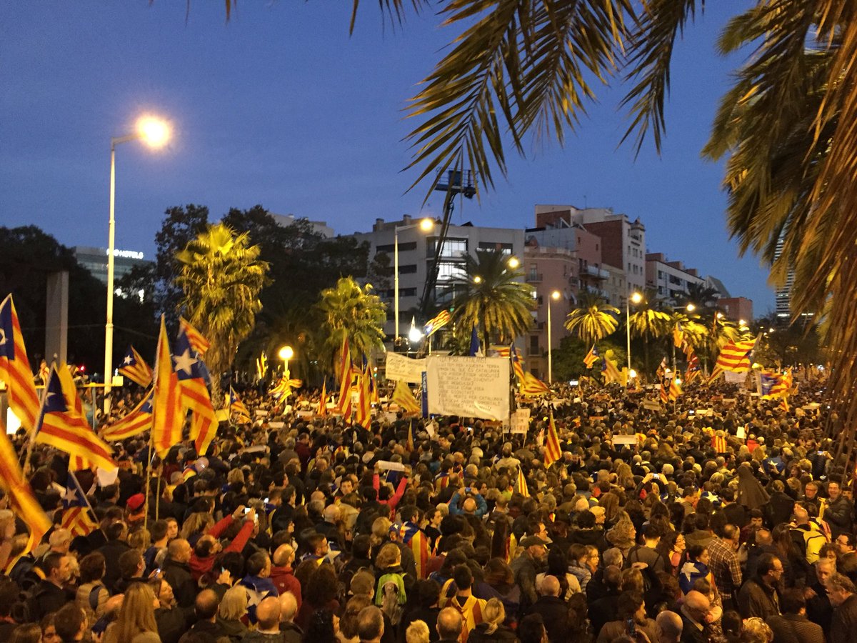 estervila's tweet image. #llibertatconsellers #LlibertatJordis #cataloniareferendum #volemvotar #11N #catalunya #westandstrong