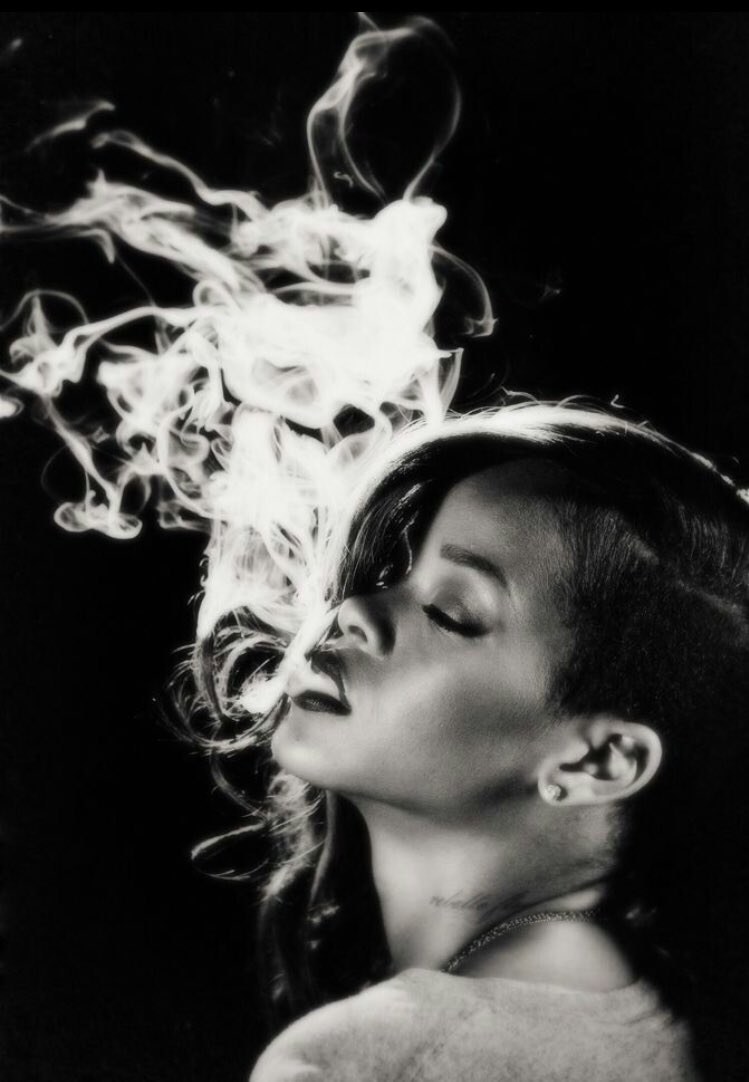 x_loveriri_x's tweet photo. RT TO VOTE 

@rihanna Favorite Female Artist - Soul/R&amp;B #AMAs https://t.co/m1OTtfy5cA