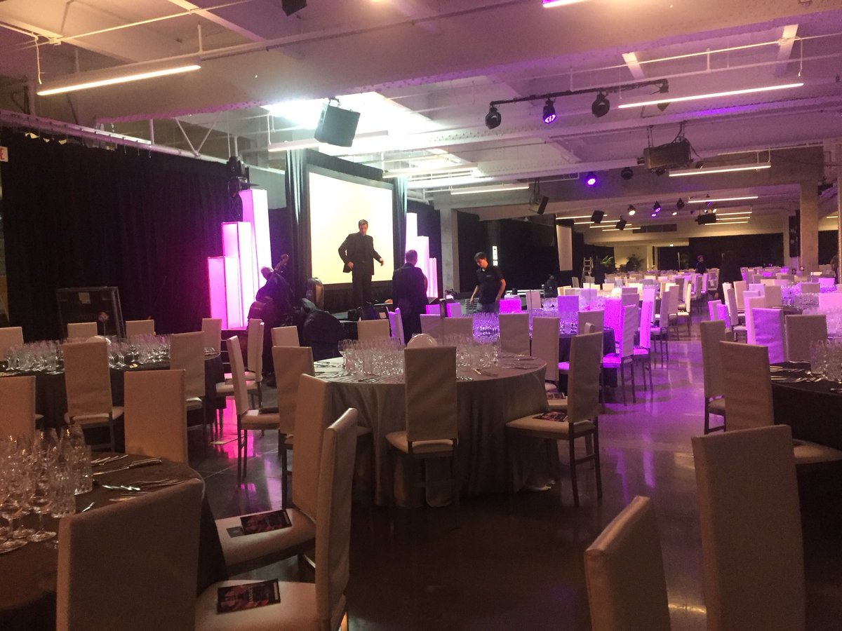 La dernière dégustation de #MtlPassionVin terminée, nous préparons la salle pour le Banquet! Merci à la @SAQSignatureMtl, partenaire présentateur de l’événement pour son soutien!