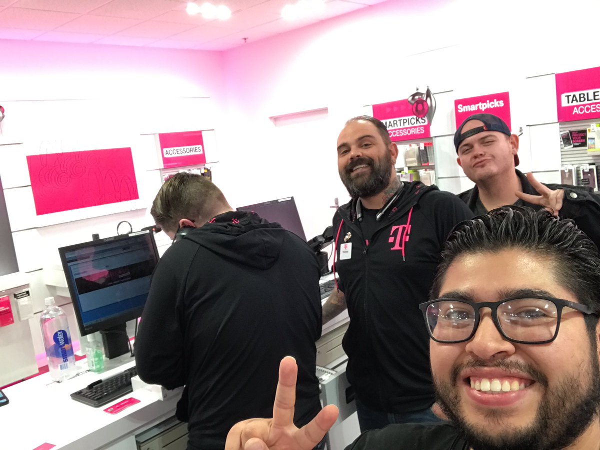 M1_AFon117's tweet photo. Gotta give appreciation to this awesome ASM Vet here, Thomas!! 💪🏼😝 #ThankYouForYourService #VeteransDay #GettingThose👔 @JohnLegere https://t.co/xEGYFEGiTU