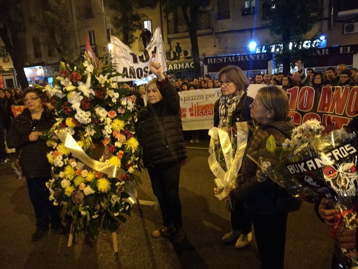 AntifaMadrid's tweet photo. Da igual que nos amenacen, que nos golpeen, que nos encierren, que nos asesinen...
¡Somos ANTIFASCISTAS y no daremos un paso atrás!
#CarlosVive https://t.co/LdVYG6dIl0