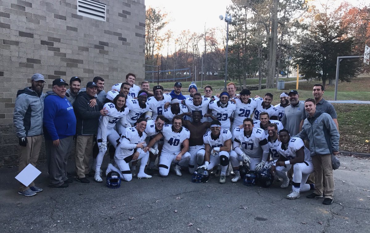 bentleykav's tweet photo. These guys have been grinding for 4 years. Never stopped believing and continued to fight everyday. The most unselfish group of seniors there is. #greatwin #seniors #yougetwhatyoudeserve #believe #leadership #ThankYou https://t.co/icCigLM0sX