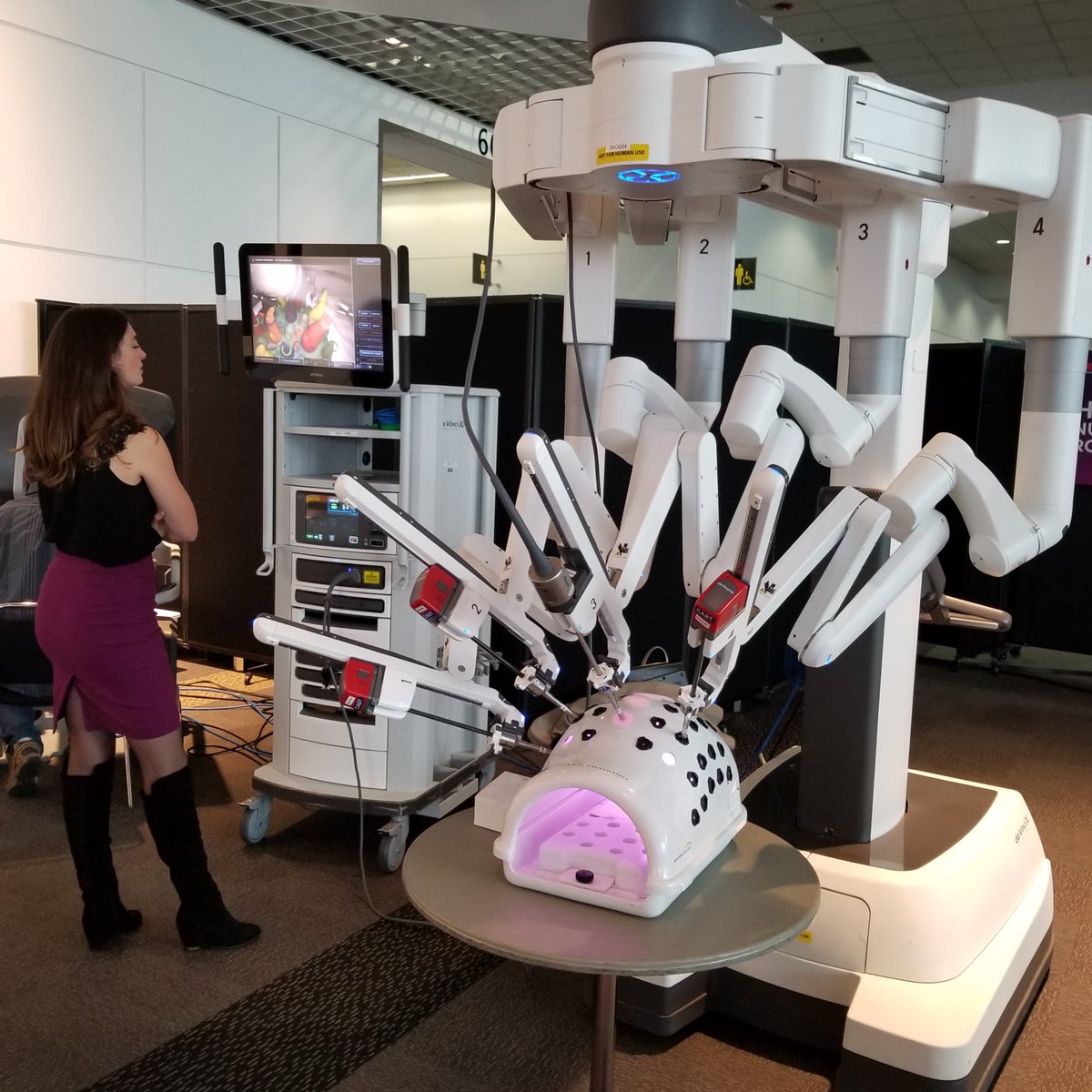 connectme's tweet photo. Here's one of the DaVinci devices that removed my dad's cancer. So easy, a ten-year-old can use it.

#inspired #TEDxMHWonder https://t.co/7C1hbyYAxy