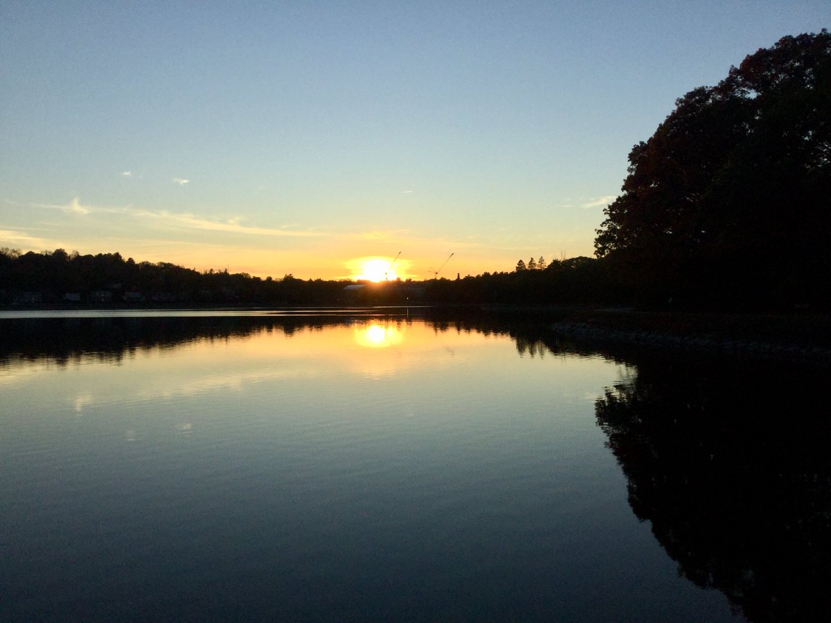 Emjay1028's tweet photo. Put off my morning #run til the afternoon - still seriously cold, but 7 miles done! 💪✔️🏃🏻‍♀️ #NotWinterReady #ViewFromEveningRun #LongRunDay #Boston #November #NewEngland #EarlySunset @BriEggers https://t.co/UFVouCweF2