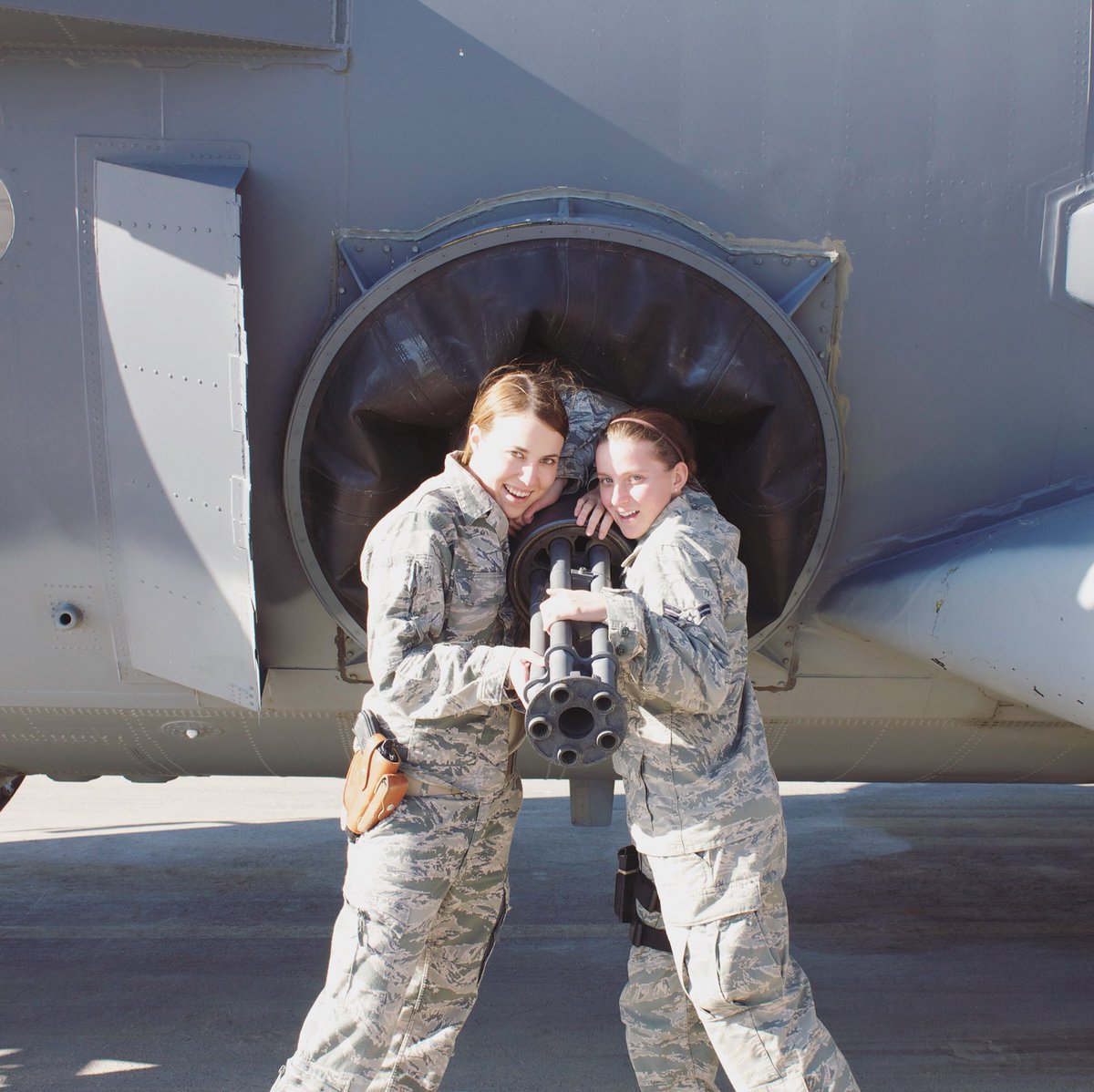 _jenburch's tweet photo. Air Force sisters in action in #Afghanistan 😉 This Photo always cracks me up. 😂 #DeploymentFun #C130 🇺🇸 @servedlikeagirl #SheWhoBorneTheBattle #VereransDay #VereransDayWeekend2017 @usairforce https://t.co/zIXG9EnpSt