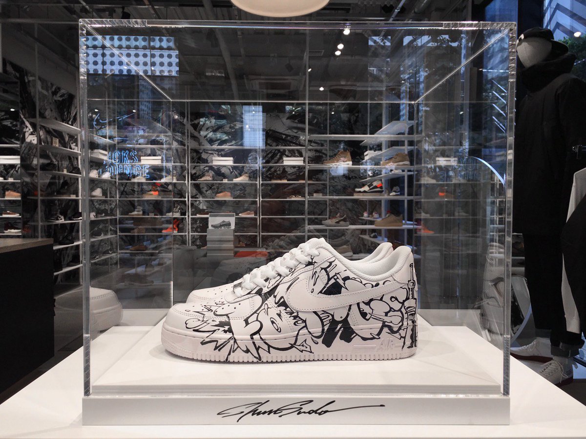 Herkenning informeel Mompelen Onishi Gallery on Twitter: "Shun Sudo Special Project: 'NIKE AIR FORCE 1' @ Nike  Kicks Lounge, Tokyo to celebrate it's 35th Anniversary. Japanese artist  Shun Sudo paints a pair of white "NIKE