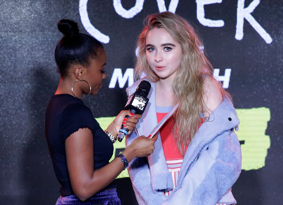 SabrinaParaguay's tweet photo. Sabrina presentándose en #MTVCOTM en Londres.#3 https://t.co/yIyxQtWLo1