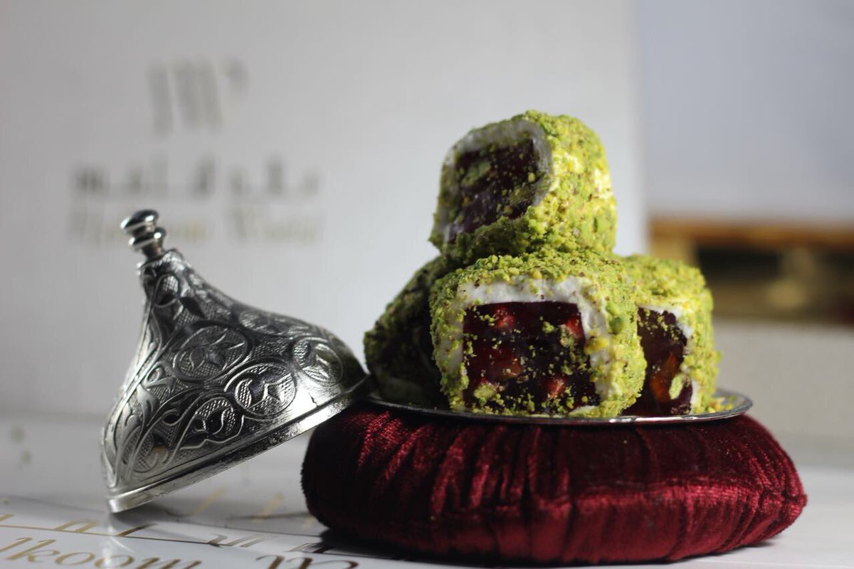 جديدنا .. حلقوم رول بالرمان والفستق 😘😘