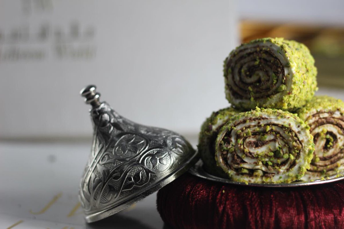 جديدنا.. حلقوم رول محشي بالنيوتلا ومغطى بالفستق 😍😍😍