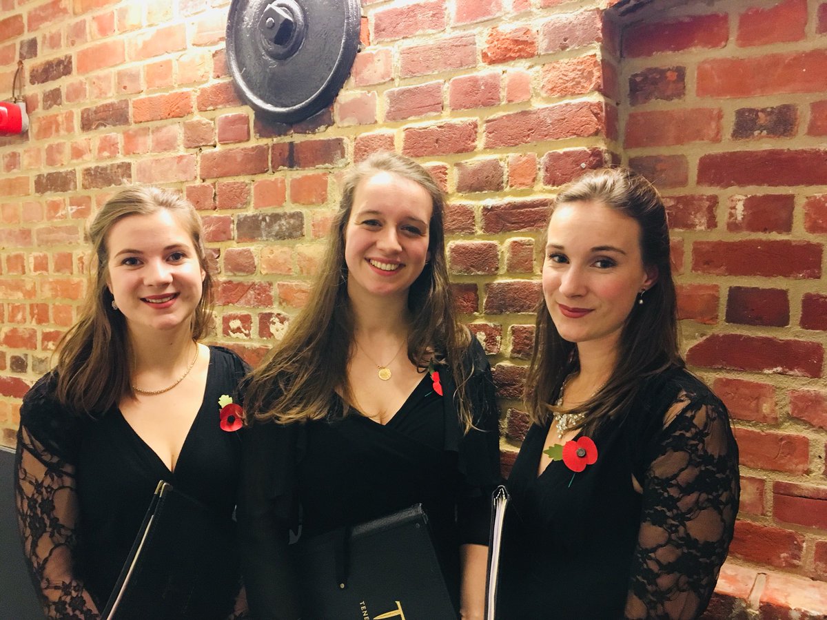 Three generations of <a href="/nycgb/">🪅</a>fellowship tonight at <a href="/snapemaltings/">Snape Maltings</a> with <a href="/TenebraeChoir/">Tenebrae Choir</a>! @hannahleking <a href="/PartridgeE1/">Elease 🆘</a> @nycgb #WW1 #Parry