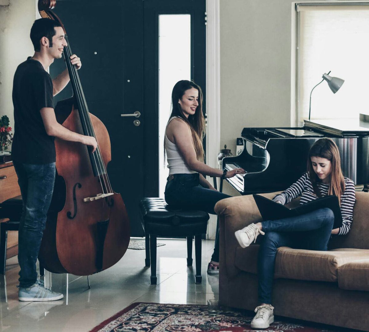 #Ahora Para el cierre, Florencia Rocca y María Kella, cantantes de la
Toulouse band nos regalan algo de su música en vivo.