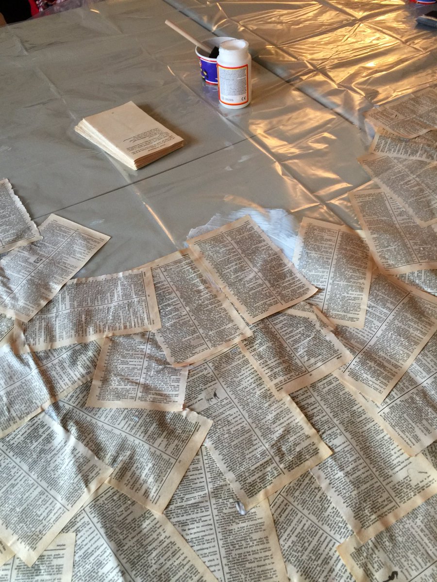 KBonnBonn27's tweet photo. When you can’t find a tablecloth suitable for your #APclass #booktalks you make your own! #DIY #spoiledstudents #booklove https://t.co/c0LGAj9xQS