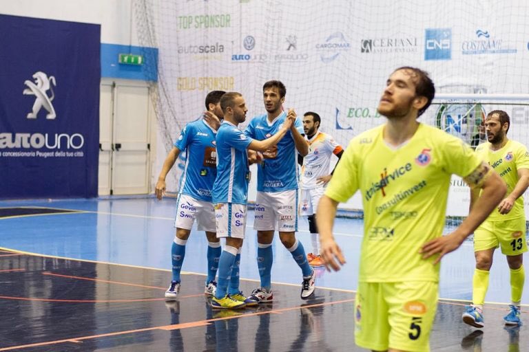 Battiamo 6-5 il Pesaro con 3 gol di Jelovcic,2 gol di <a href="/lolosuazo10/">Manuel Suazo</a> e gol di Patias #sangueazzurro.Il Napoli di <a href="/Tiago_Polido/">Tiago Polido</a> sale a 15 punti