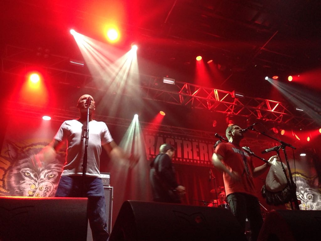 Os <a href="/Rrastreros/">Rastreros</a> de #Chantada coma sempre dándoo todo no @castanhazo_rock #Castañazo17