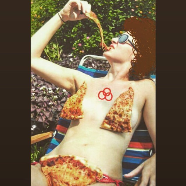 MeganJaneMusic's tweet image. Vacation! Byeeee! 👋🏽🍕🏝 #goals #byeee #basicbeach #ifyouknowme #twopizzasuit ift.tt/2zwNOAt