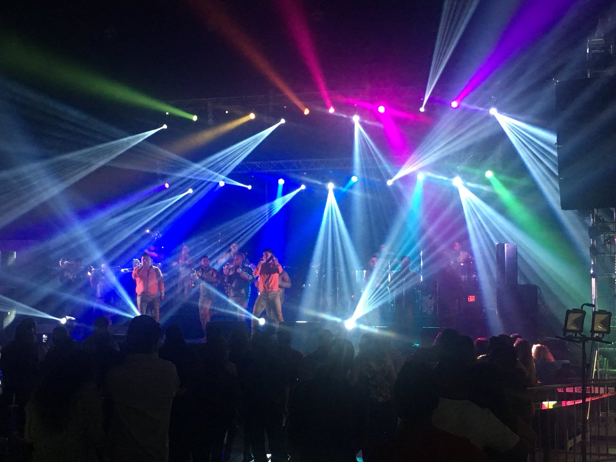 b_ranchoviejo's tweet photo. GRACIAS a grupo @los_temerarios por invitarnos a la fiesta ,@ArmaPromotions , Brindys X siempre y a Mojado . Gracias muchachos . https://t.co/f3bnT4A5i8