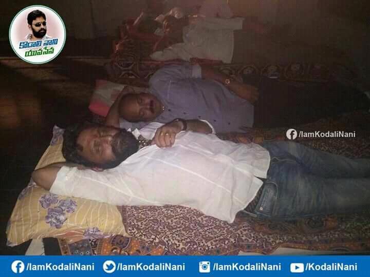 JaganForce's tweet photo. నిన్న నాని అన్న నందివాడ గ్రామం కళింగపేటలో పల్లె నిద్ర 
@IamKodaliNani @ysjagan @YSRCParty 

#PrajaSankalpaYatra #RavaliJagan #KavaliJagan #JaganAnnaKiThoduga #YSRGurthuga #KOdaliNani #AnnaVastunnadu https://t.co/xCvR0Z2EUS