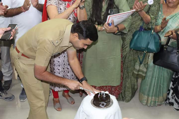 LeadingRajastan's tweet photo. जयपुर पुलिस का एक सकारात्मक और सराहनीय कदम पुलिस उपायुक्त जयपुर पूर्व, कुंवर राष्ट्रदीप ने अपने जन्म दिवस के अवसर पर स्थानीय जयपुरिया अस्पताल में आयोजित किये गये रक्तदान शिविर में  पुलिस अधिकारियों व कर्मचारियों के साथ जाकर  रक्तदान किया। @VasundharaBJP https://t.co/MXpMRtmBiW