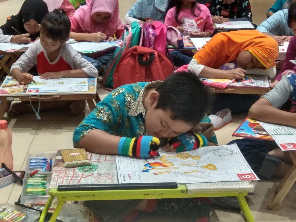 Transmart_IND's tweet photo. 3. Mau lihat keseriusan para adik-adik peserta? Yuk lihat album Lomba Mewarnai Transmart Kalimalang. Mereka tidak hanya serius mewarnai tapi juga menghasilkan kreasi yang bagus-bagus. 🙌🏻🙌🏻🙌🏻

Salut deh! #FamilyFunDay #LombaMewarnai #TransmartKalimalang https://t.co/8lZUXQK8Kp