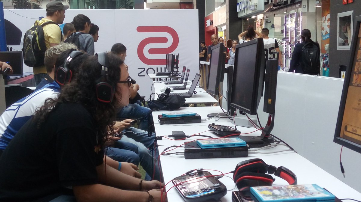 ObiVladKenobi's tweet photo. Gracias a @ZOWIELatam por el apoyo al #KOTournament en Colombia, los mejores luchadores de #TheKingOfFightersXIV #SuperSmashBros #StreetFighterV @ZOWIEbyBenQUSA https://t.co/hniHDoMCXr