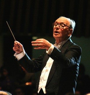 JaraInostroza's tweet photo. 10 de Nov de 1928 Roma Italia nace Ennio Morricone 
compositor y director de 
orquesta ha compuesto la banda sonora de más de 500 películas
 y series de televisión ganador 
de un Óscar honorífico en 2006 y del Óscar a la mejor banda sonora en 2016 por la cinta The Hateful Eight https://t.co/Ko7lMjQ4mH
