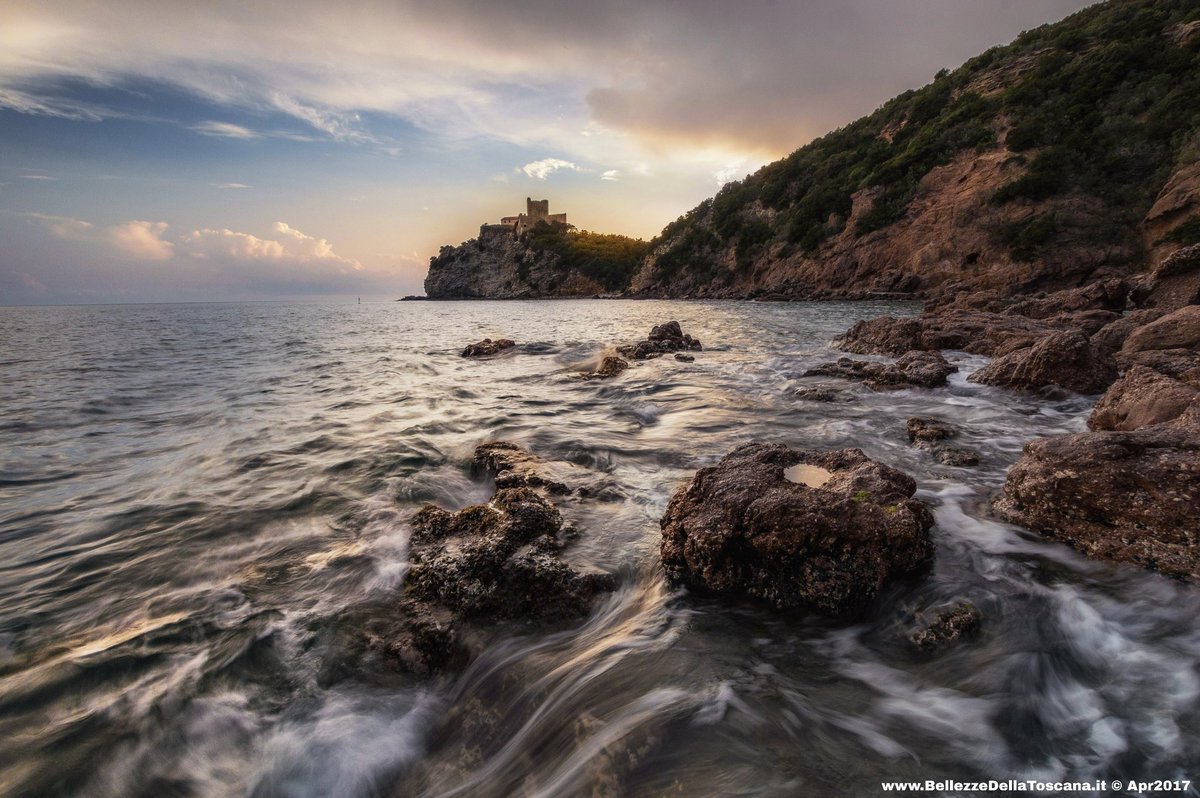 Non importa se fa freddo e sta facendo buio, voglio godermi ogni istante di questo #mare

#lerocchette #rocchette #castiglionedellapescaia #scogli #Toscana #Tuscany #Italy #Italia #spiaggia #beach #searocks #scenic #evening #onde #castello #castle #waves #sea #tramonto #sunset
