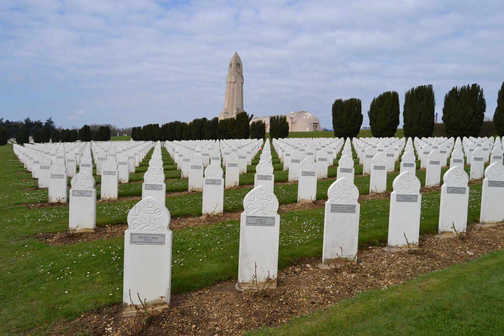ARDSHF's tweet photo. Les cimetières de nos soldats mort pour la France sont une réponse à tous ceux qui ce demande ce que signifie être français #mémoire 💪🏻💪🏼💪🏿 https://t.co/pSGf9alQeK