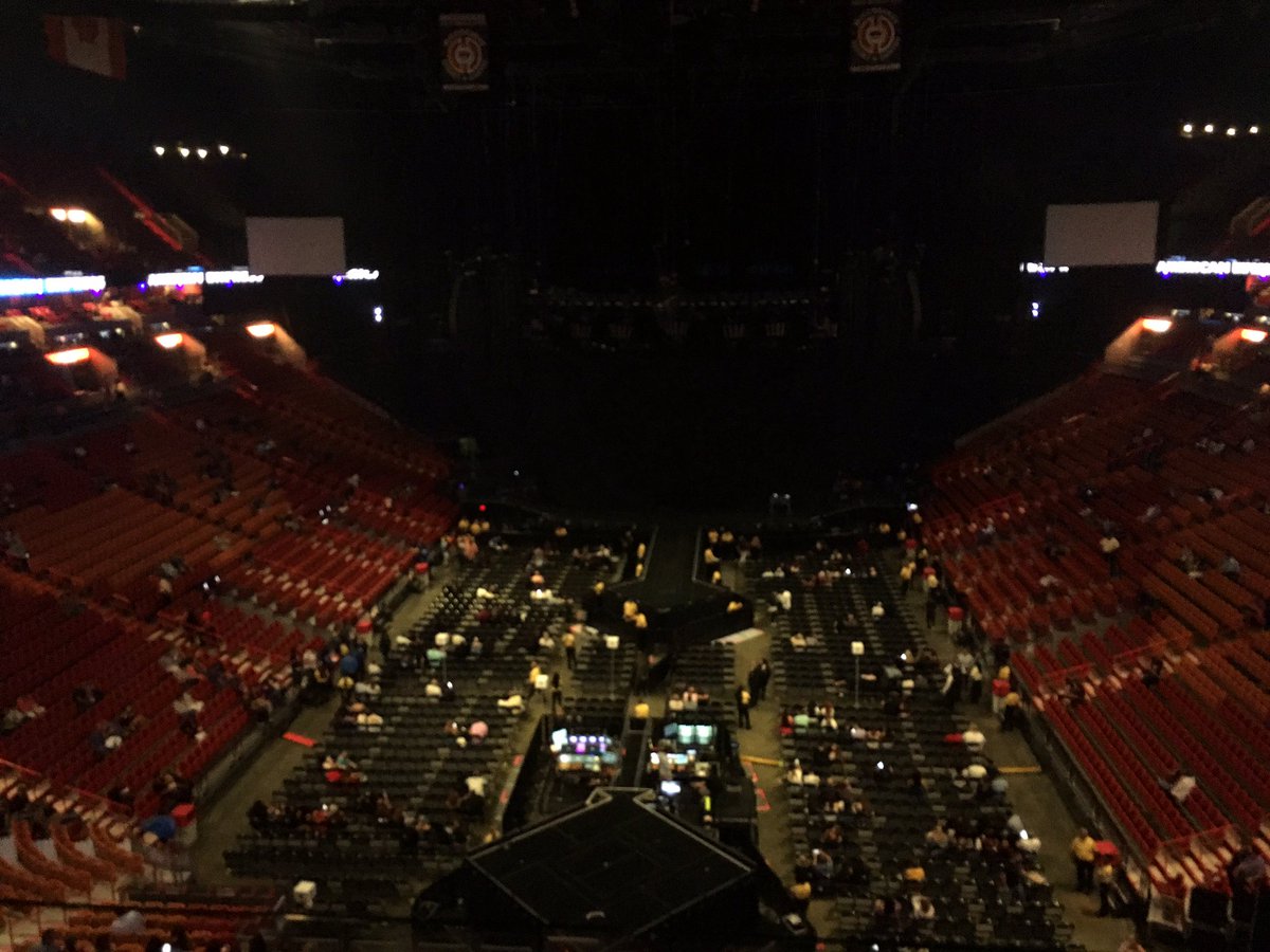 BeckyGWeb's tweet photo. Long time no tweet! Who's at the Miami show? https://t.co/QSwDLMSIYL