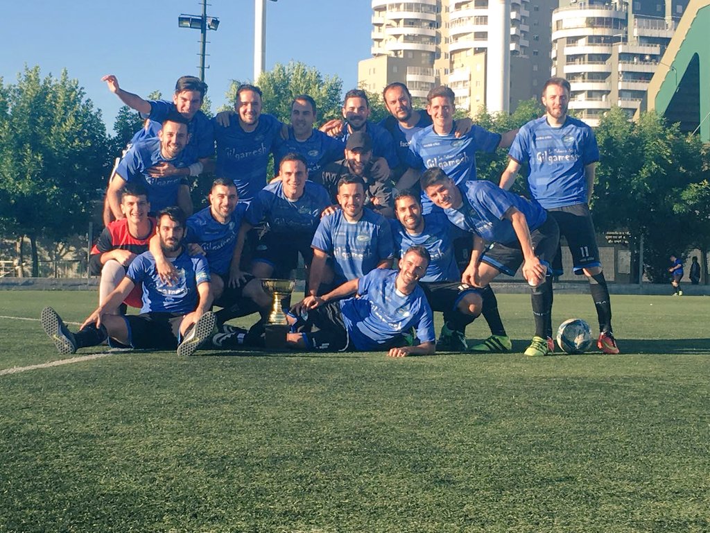 tomikra's tweet photo. Cumplí el sueño de tomar champagne de una copa, que por cierto estaba tibio y muy picado. ¡Aguante @PlayonFC carajo! https://t.co/TdJous6p26