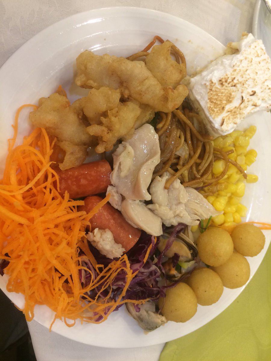 Mr_Alcerson's tweet photo. #QuestBuffet #ICPCStgo Le tenemos choclo, papas, chorizos, repollo, zanahoria, fideos, pollo, salchichas, algo apañado, y un pie de limón. Para un alce saludable. https://t.co/e3EOmjh1kf