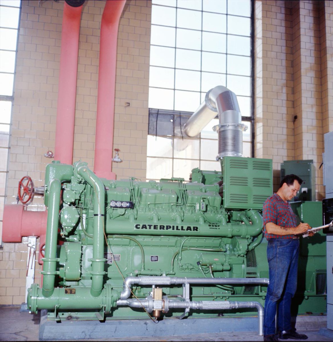 CaterpillarInc's tweet photo. 40 yrs ago NYC plunged into darkness. Thankfully Cat generators were there keeping (some of) the lights on. https://t.co/pgecIKhZCY https://t.co/JcZpbp0uSO