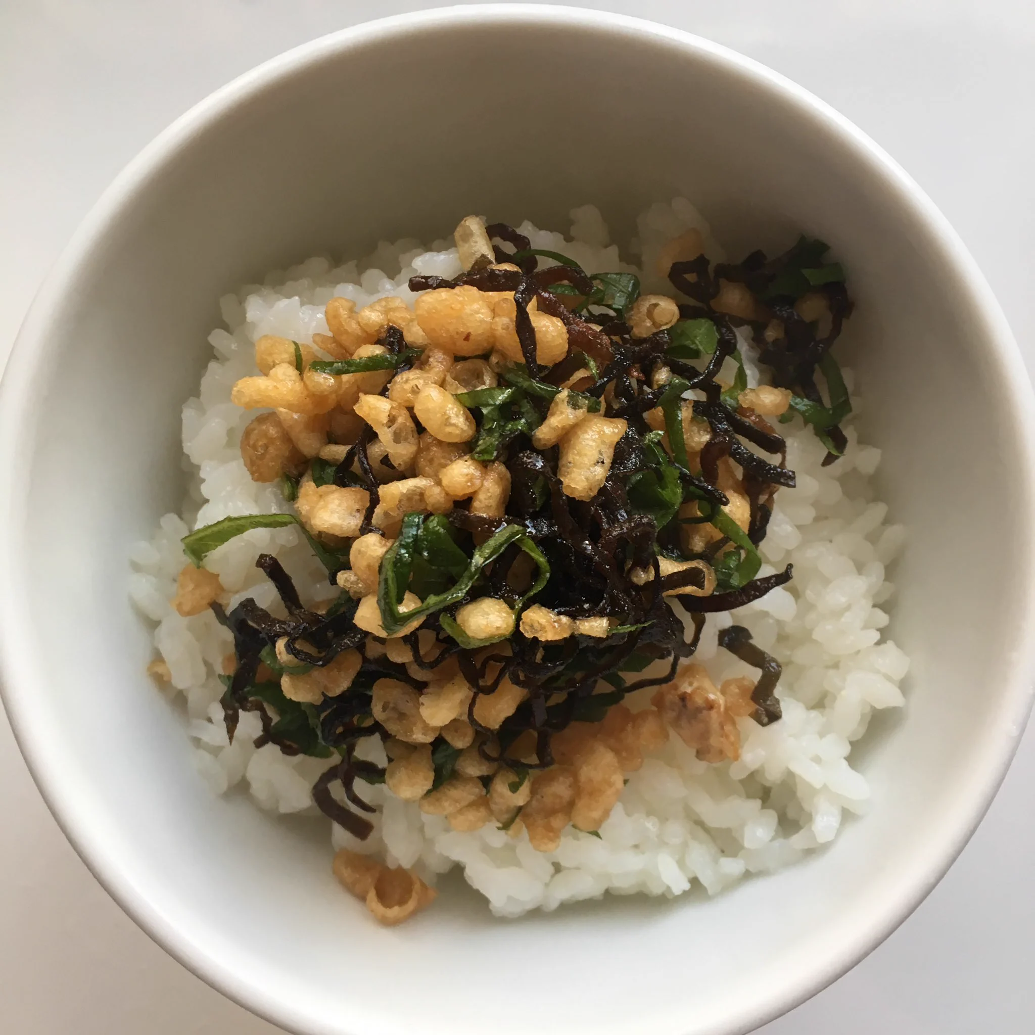 これぞ悪魔の食べ物ｗｗｗ揚げ玉×大葉×塩昆布の組み合わせで白米無限ループ必須ｗｗｗ