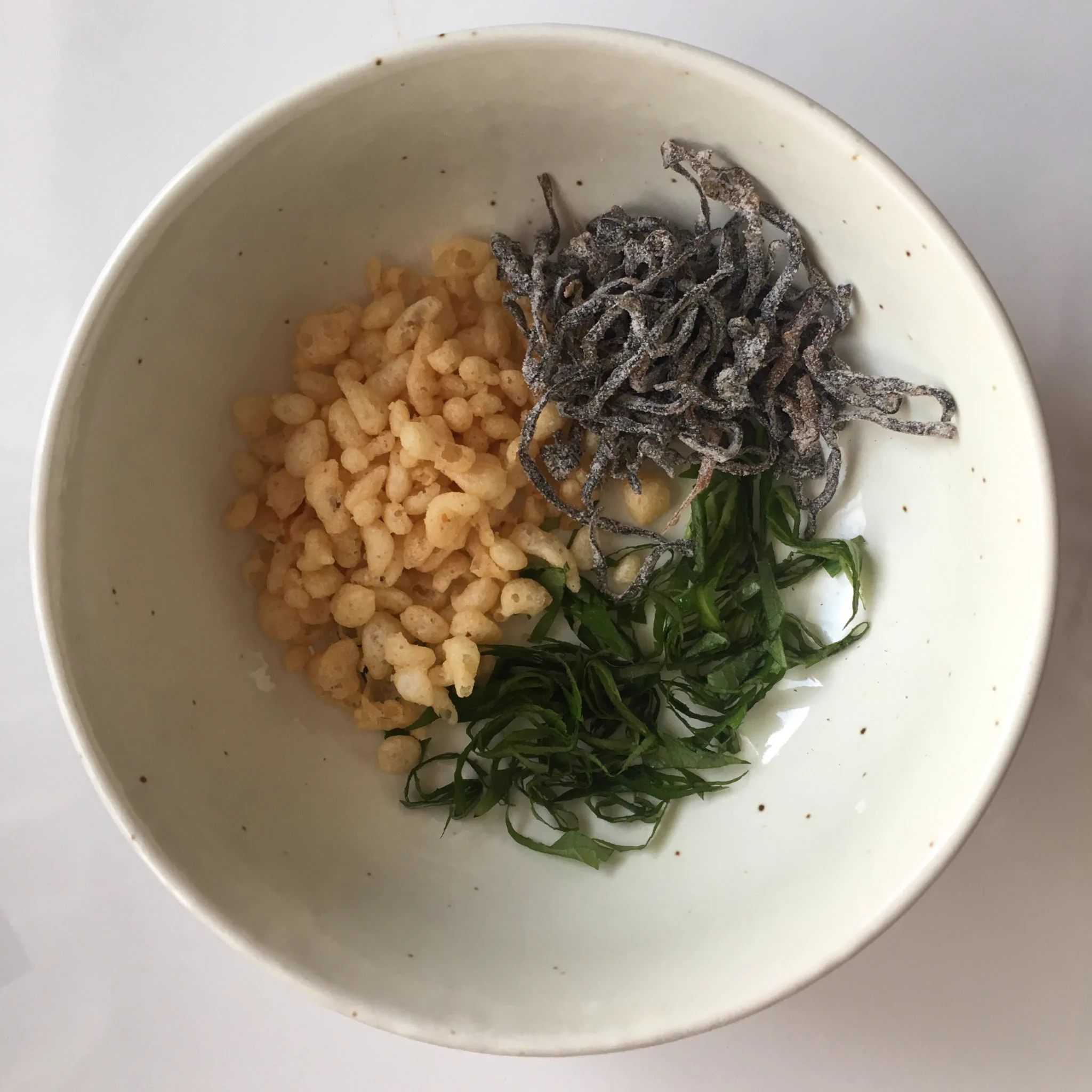 これぞ悪魔の食べ物ｗｗｗ揚げ玉×大葉×塩昆布の組み合わせで白米無限ループ必須ｗｗｗ