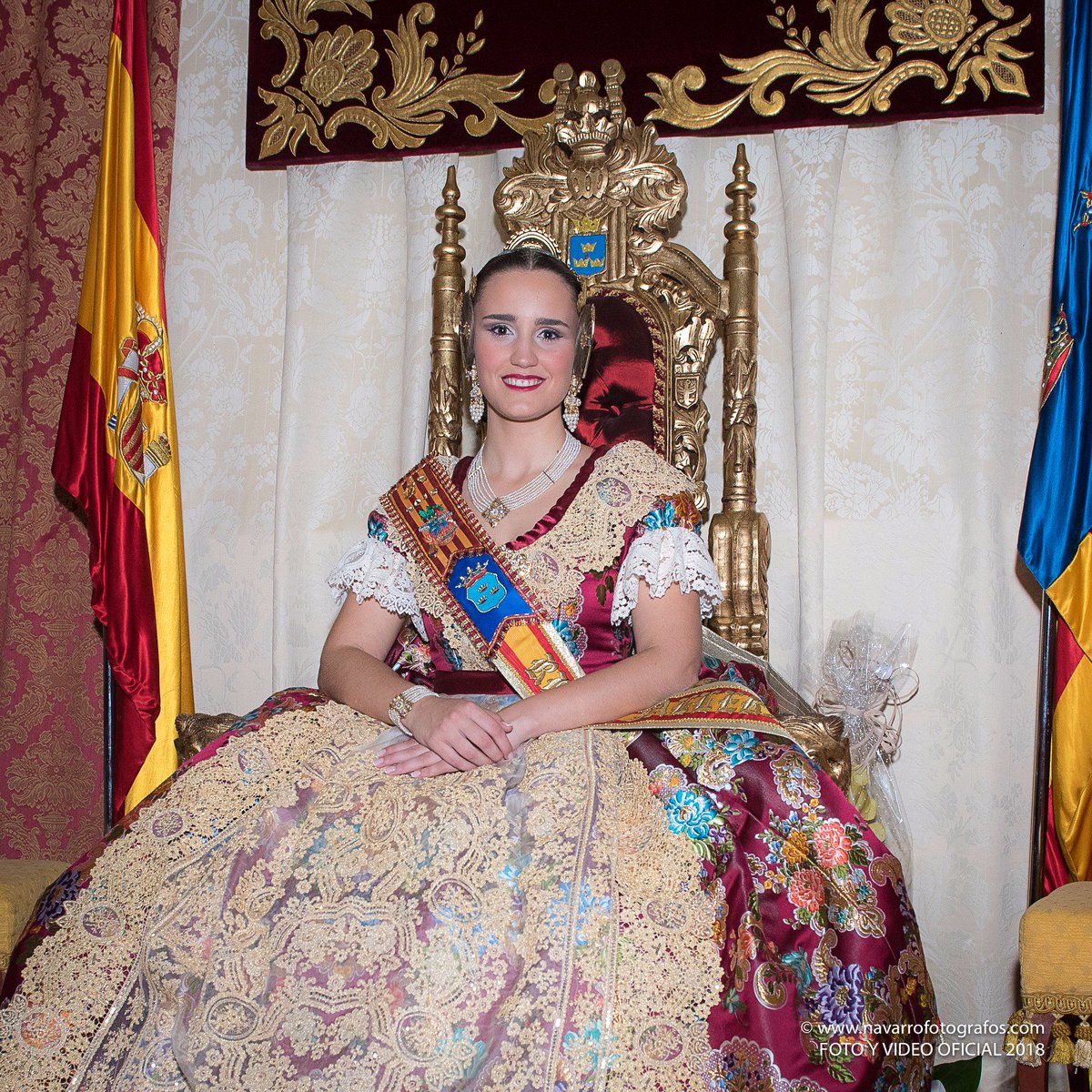 #Falles18 #FallesBurriana #ExaltaciónFalleras Judit ya luce la banda distintiva de #ReinaFalleradeBurriana2018. Desde Navarro Fotógrafos le damos la enhorabuena.