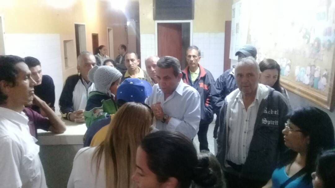 RamonGuevaraMRD's tweet photo. #AHORA|Visitando el Hospital de Timotes, observando la situación en la que se encuentra prestando prestado los servicios de salud al pueblo. Debemos solucionar las problemáticas que afectan al sector salud, uno de los más importantes para la ciudadanía. https://t.co/Og7Cjhbce5
