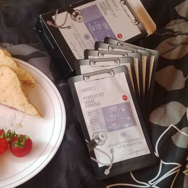 Briluv49's tweet photo. An honest 0.8L Editor rates PERFECT FIT MASK FIRMING... #repiel #perfectfitmaskfirming #biocellulose #kbeauty https://t.co/VVxl6iNUvZ https://t.co/XH9CSLIP2r