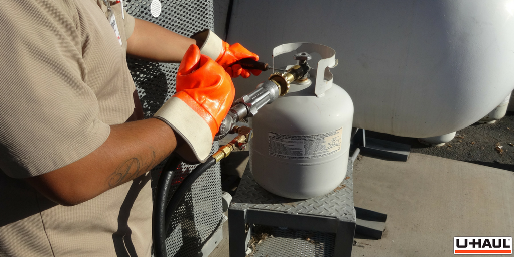 uhaul's tweet photo. Running low on #propane? Get your #PropaneRefill at a station near you and save $$$ >> https://t.co/BRcX7xlb4W https://t.co/YxA4is6yQt
