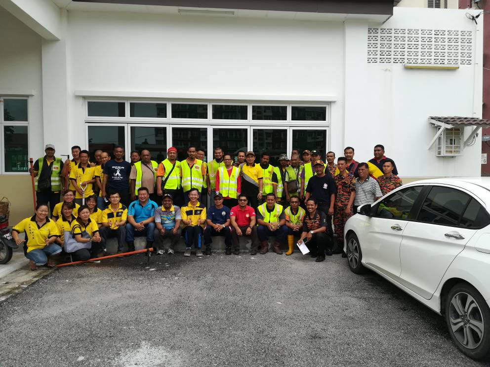 JKRPulauPinang's tweet photo. 11.11.2017 : Aktiviti warga @JKRPulauPinang yg menyertai Program Hari Sukarelawan #PenangBangkit di seluruh P. Pinang.
@saranidollah @RoslanMdTaha @irahmadredza @MOWorks @JKRMalaysia @RakanKKR @InfraRakyat @JKR_BaratDaya @JKRSPU @sptengah @JKR_SPSelatan 

https://t.co/rwHzF7CDdY https://t.co/DvweqKJN1f