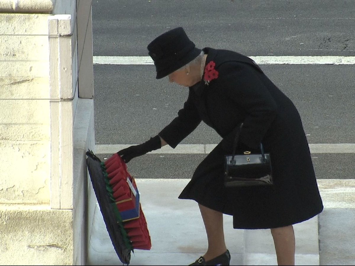 GlobalsNewsroom's tweet photo. For the first time in her 65 year reign The Queen won't be laying the Remembrance Sunday wreath at the cenotaph in Whitehall this morning.  She's passed the responsibility to Prince Charles. https://t.co/58beVfpJy6