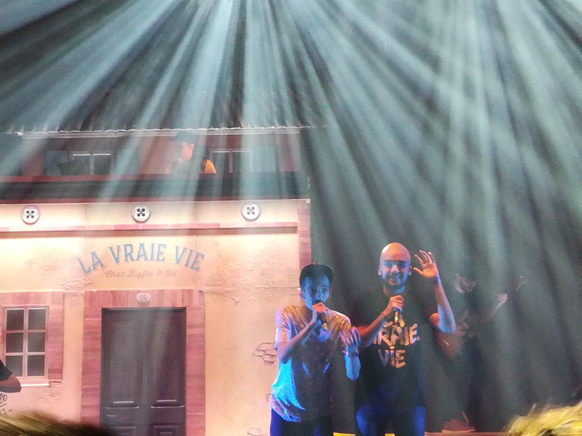 _margot_63's tweet photo. Merci @bigfloetoli  pour cette magnifique soirée!!❤ vous êtes au top!!!!  ( merci oli pour la dedicace ) ❤❤ https://t.co/MCaey73qNV