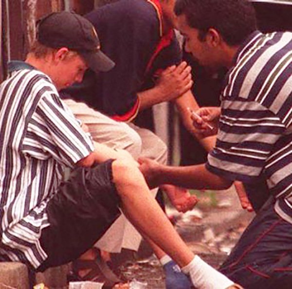 A picture of a skinny child in Caroline Lane (Redfern) being injected with heroin triggered the NSW Drug Summit on May 1999.