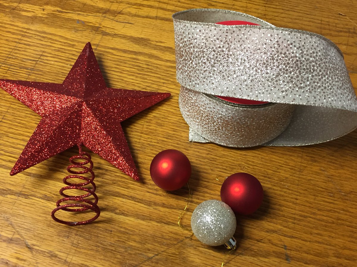 radiohere's tweet image. Manager @RockyRh0des &amp;amp; @rafonzie are getting the station ready for the holidays 🎄❤️ #Christmas2017