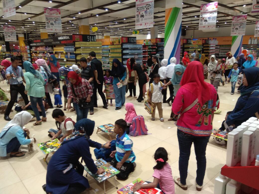 Transmart_IND's tweet photo. Lomba Mewarnai Family Fun Day hadir di #TransmartKalimalang. Jangan lewatkan untuk ikut keceriaan berbagai acara seru berhadiah sepeda dan voucher ratusan ribu rupiah dari Transmart. https://t.co/Dm3DOlWAZn